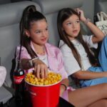 Paauglys žiūri filmą namuose susimąstęs ir jaukioje aplinkoje