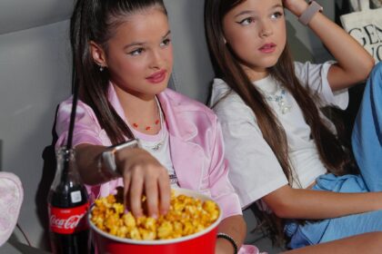 Paauglys žiūri filmą namuose susimąstęs ir jaukioje aplinkoje