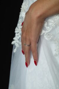 Unikalus sužadėtuvių žiedas ant piršto, simbolizuojantis meilę ir įsipareigojimą