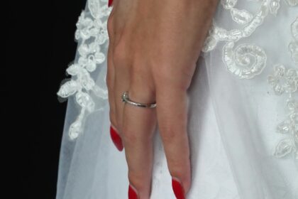 Unikalus sužadėtuvių žiedas ant piršto, simbolizuojantis meilę ir įsipareigojimą