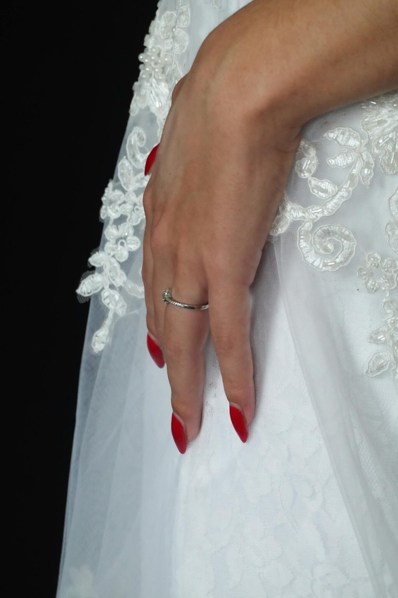 Unikalus sužadėtuvių žiedas ant piršto, simbolizuojantis meilę ir įsipareigojimą