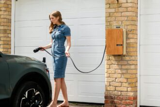 Modernūs segmentiniai garažo vartai su išmaniuoju valdymu ir estetišku dizainu