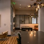 Jaukus rudeniškas interjeras su šiltais tekstilės akcentais ir sluoksniuotomis faktūromis.