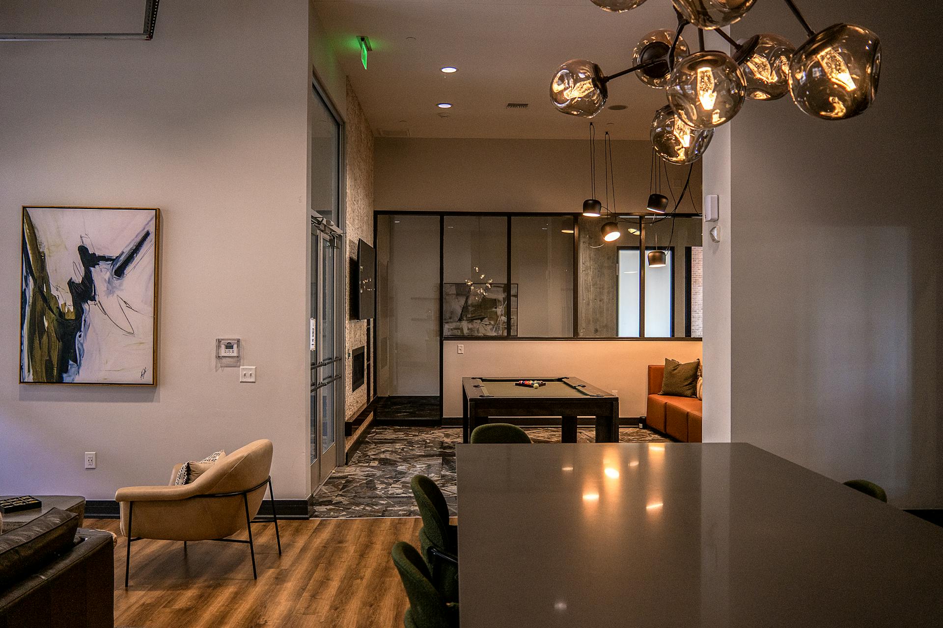 Jaukus rudeniškas interjeras su šiltais tekstilės akcentais ir sluoksniuotomis faktūromis.