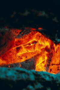 Kieto kuro katilo degimo kamera su suodžių ir kietų nuosėdų pėdsakais.