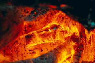 Kieto kuro katilo degimo kamera su suodžių ir kietų nuosėdų pėdsakais.