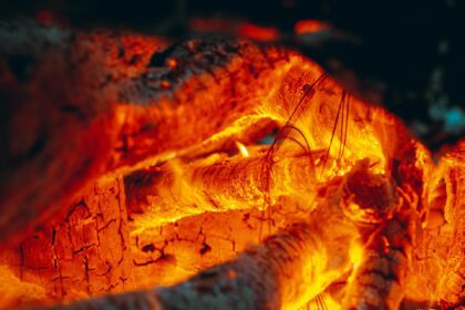 Kieto kuro katilo degimo kamera su suodžių ir kietų nuosėdų pėdsakais.