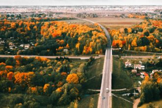 Modernus daugiabutis namas Kauno Panemunės šilo ir upės kaimynystėje