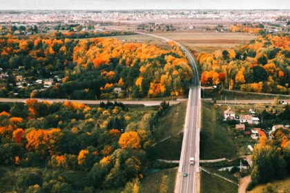 Modernus daugiabutis namas Kauno Panemunės šilo ir upės kaimynystėje