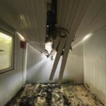 Statybvietė su nebaigtu namu, vaizduojanti vagysčių ir gaisro rizikos prevenciją bei statybų draudimo svarbą.