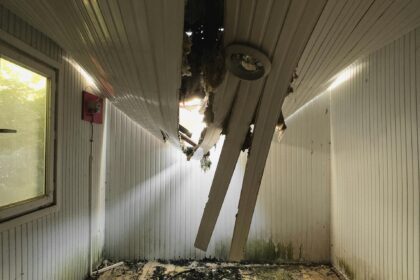 Statybvietė su nebaigtu namu, vaizduojanti vagysčių ir gaisro rizikos prevenciją bei statybų draudimo svarbą.